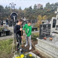 ZS Stanin - Sprzątanie grobów Poległych Żołnierzy