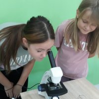 ZS Stanin - Uczniowie poznają budowę mikroskopu optycznego
