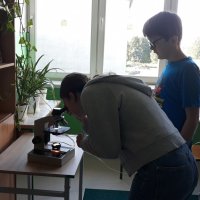ZS Stanin - Uczniowie poznają budowę mikroskopu optycznego